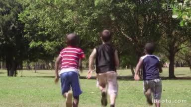 孩子们在夏令营的户外<strong>娱乐活动</strong>中奔跑和玩耍